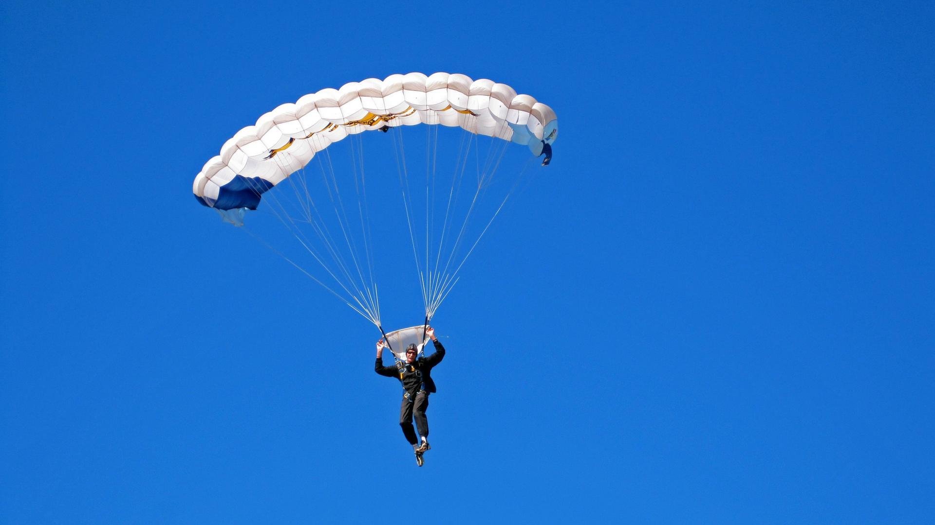 绿色环保篮球场地在全国范围内推广实施，篮球场环氧地坪图片